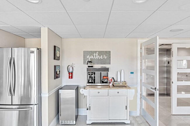 Building Photo - 1150 Hillsboro Mile