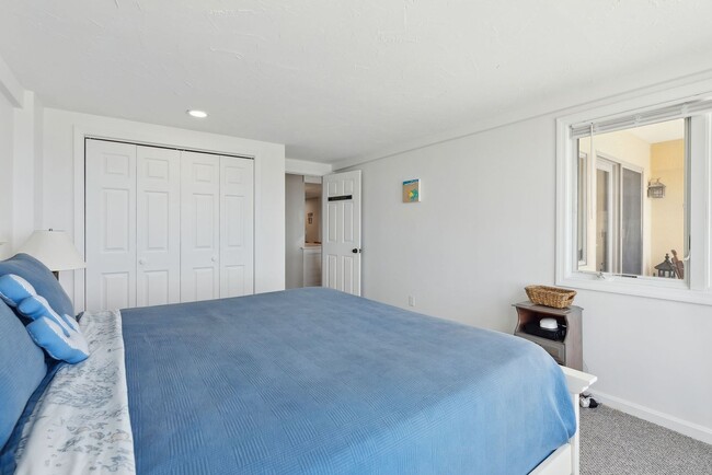 Building Photo - Fully Furnished Oceanfront 2 bed/2 bath