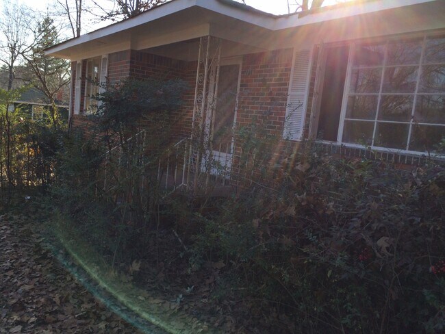 Building Photo - 2716 Wood Dr NE