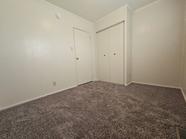 Building Photo - NE 2 bedroom 1 bath with fenced yard, near...