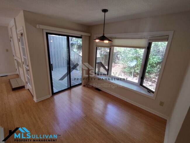 Building Photo - 4930 Pine Cone Dr