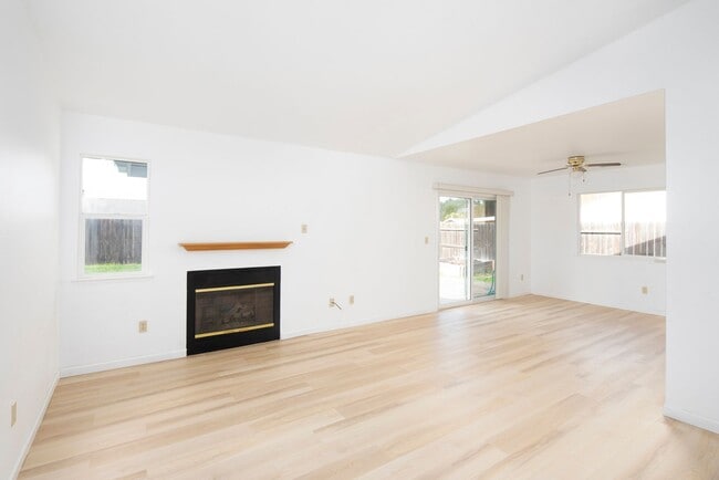 Building Photo - Lovely 3 Bedroom Home in Beautiful Los Alamos!