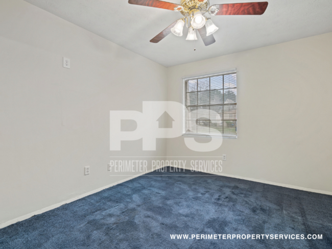Building Photo - FULLY RENOVATED UNIT!!! WITH ONE MONTH REN...