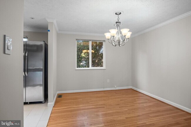 Building Photo - Conveniently Located Townhouse with Versatile Living Spaces