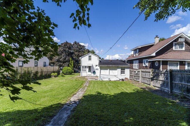 Building Photo - 874 6th Ave