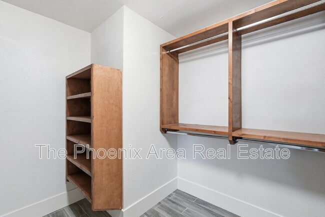 Building Photo - 447 E Carson Dr