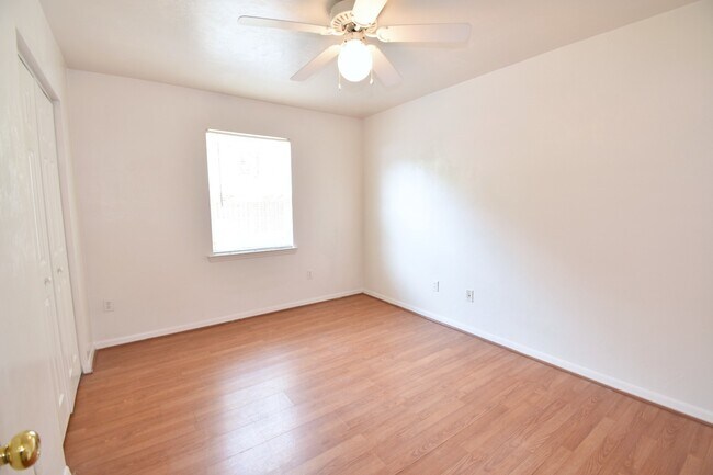 Building Photo - * RENT SPECIAL $200 OFF RENT NEW PRICE $21...