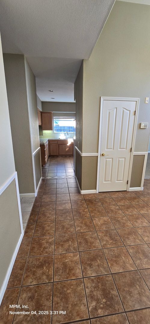 Building Photo - 3 bedroom 2 Bath home with garage, yard an...