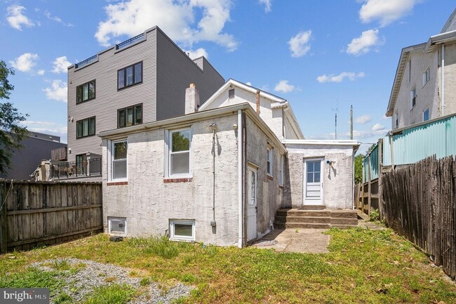 Building Photo - 239 Lemonte St