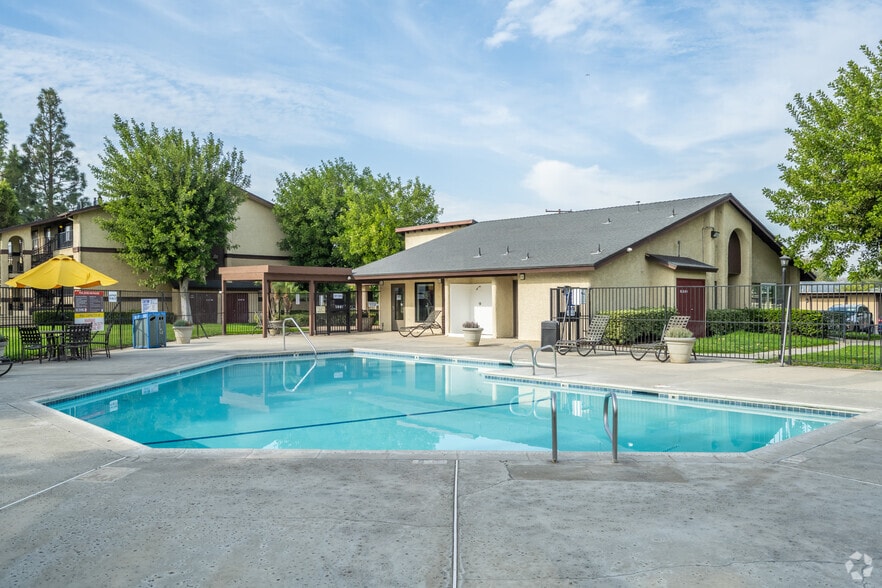 Pool - Laurel Heights Apartments