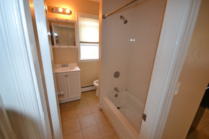 Building Photo - 19 Spruce St