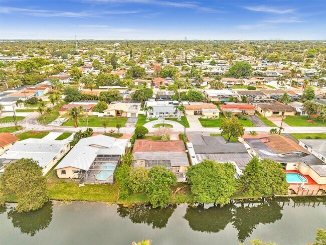 Building Photo - 6640 Evergreen Dr