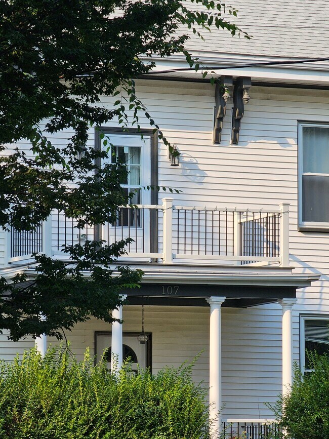 Building Photo - 107 Munroe St