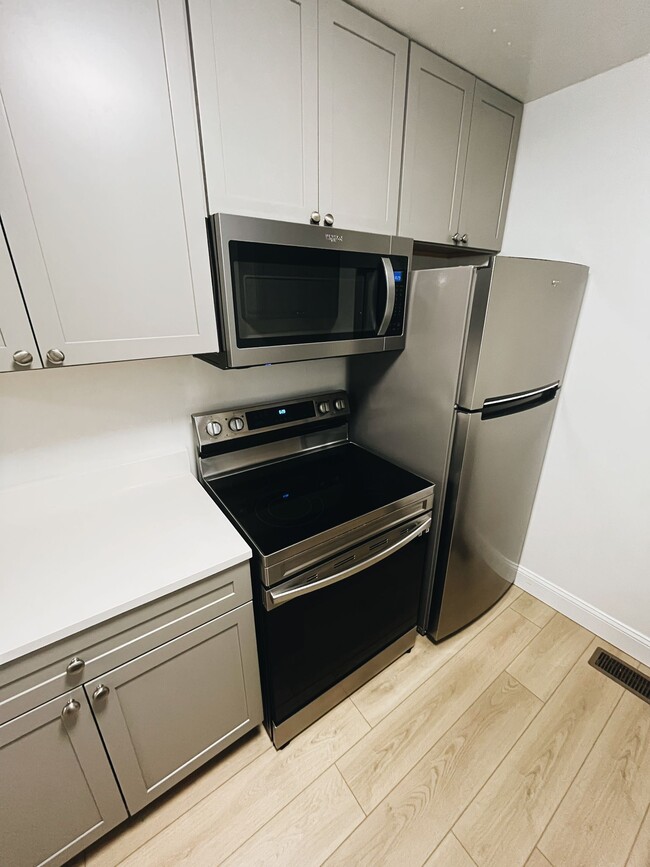 Building Photo - 862 Clematis Dr