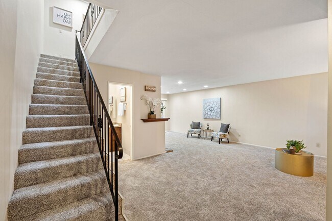 Building Photo - Bryn Mawr 3+2 condo with community pool!