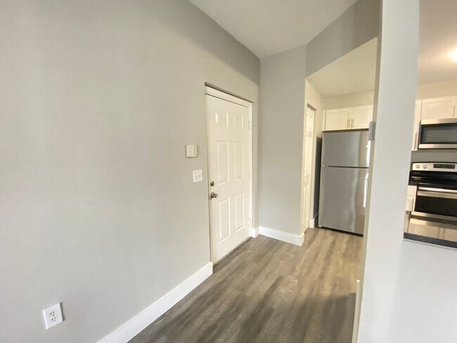 Building Photo - 1 Bedroom / 1 Bath Condo in Gated Community.