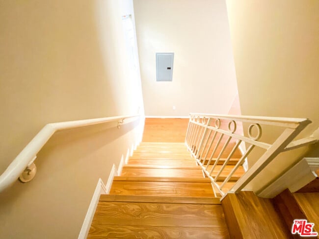 Building Photo - 904 E Windsor Rd