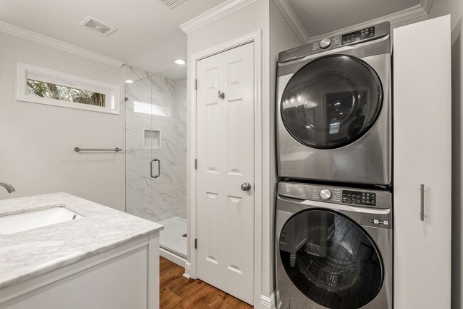 Building Photo - 2420 Durwood-