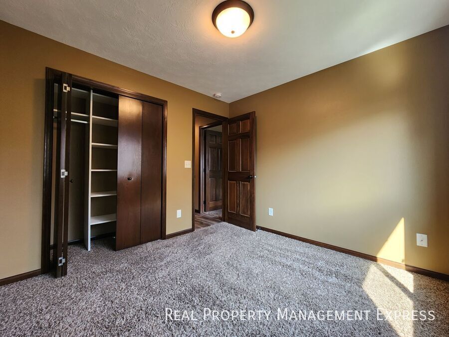 Building Photo - Modern 4 Bedroom 2 Bathroom Twin-Home in Tea