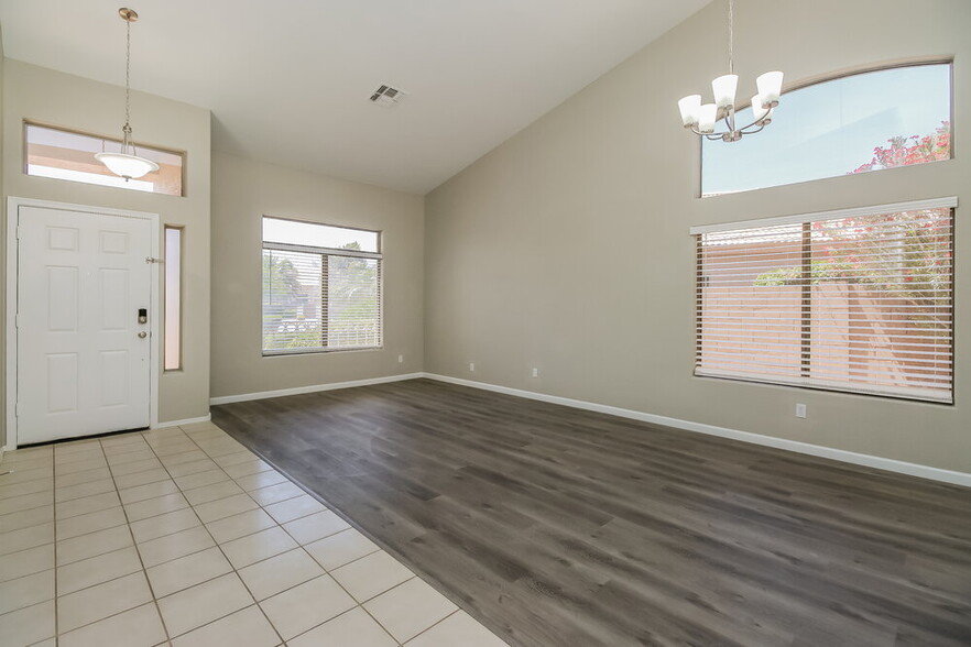 Building Photo - 1542 E Sunrise Way