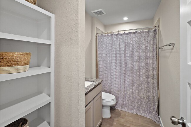 Building Photo - 127 Walnut Hl Ct