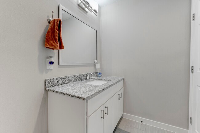 Master Bathroom ensuite - 935 La Posada Dr