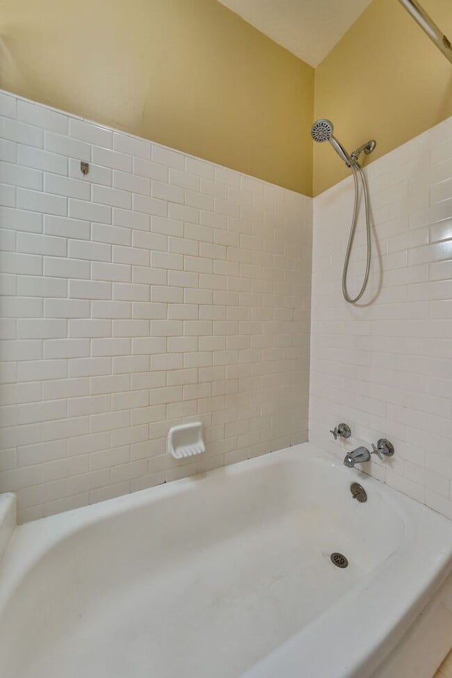 Building Photo - Charming Midtown 1-Bedroom Apartment with Private Balcony and Hardwood Floors!