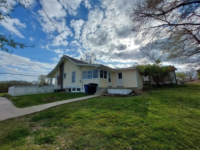 Building Photo - 203 Riverside Dr