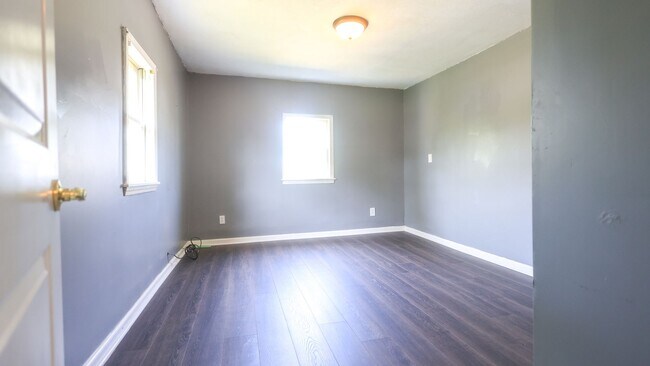 Building Photo - 3 bedroom 2 bathroom Available in Lorain!
