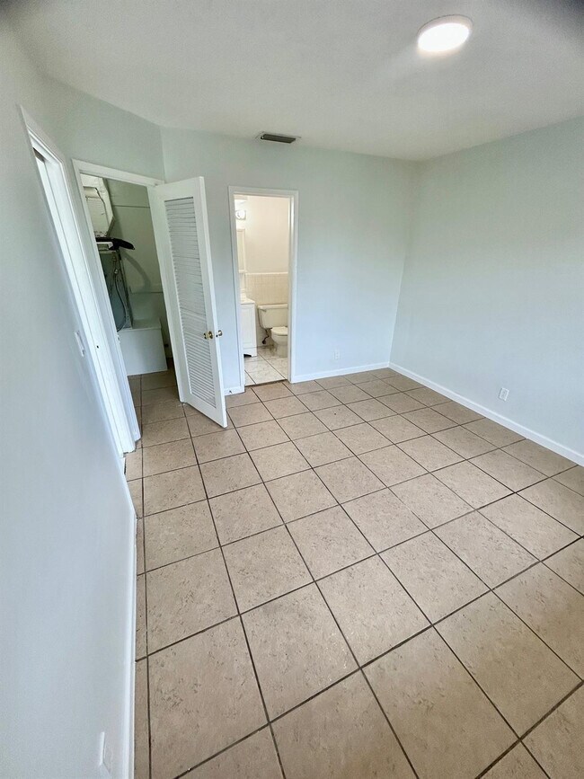 Building Photo - 1401 NE 57th Pl