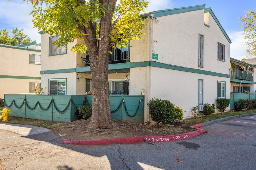 Building Photo - 1817 E Grand Ave