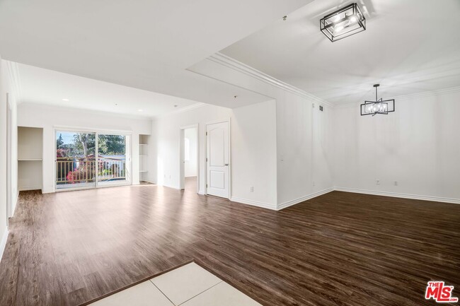 Building Photo - 3328 Oakhurst Ave