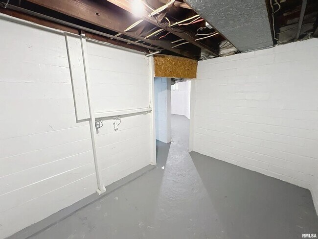 Building Photo - 3 Bedroom Rental in Moline