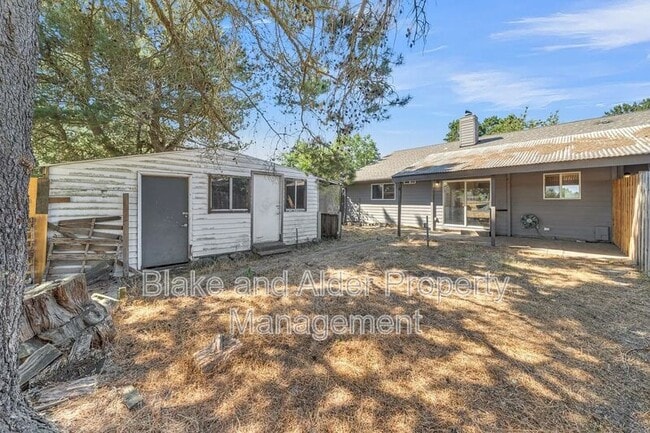 Building Photo - 2402 SE 9th Ct