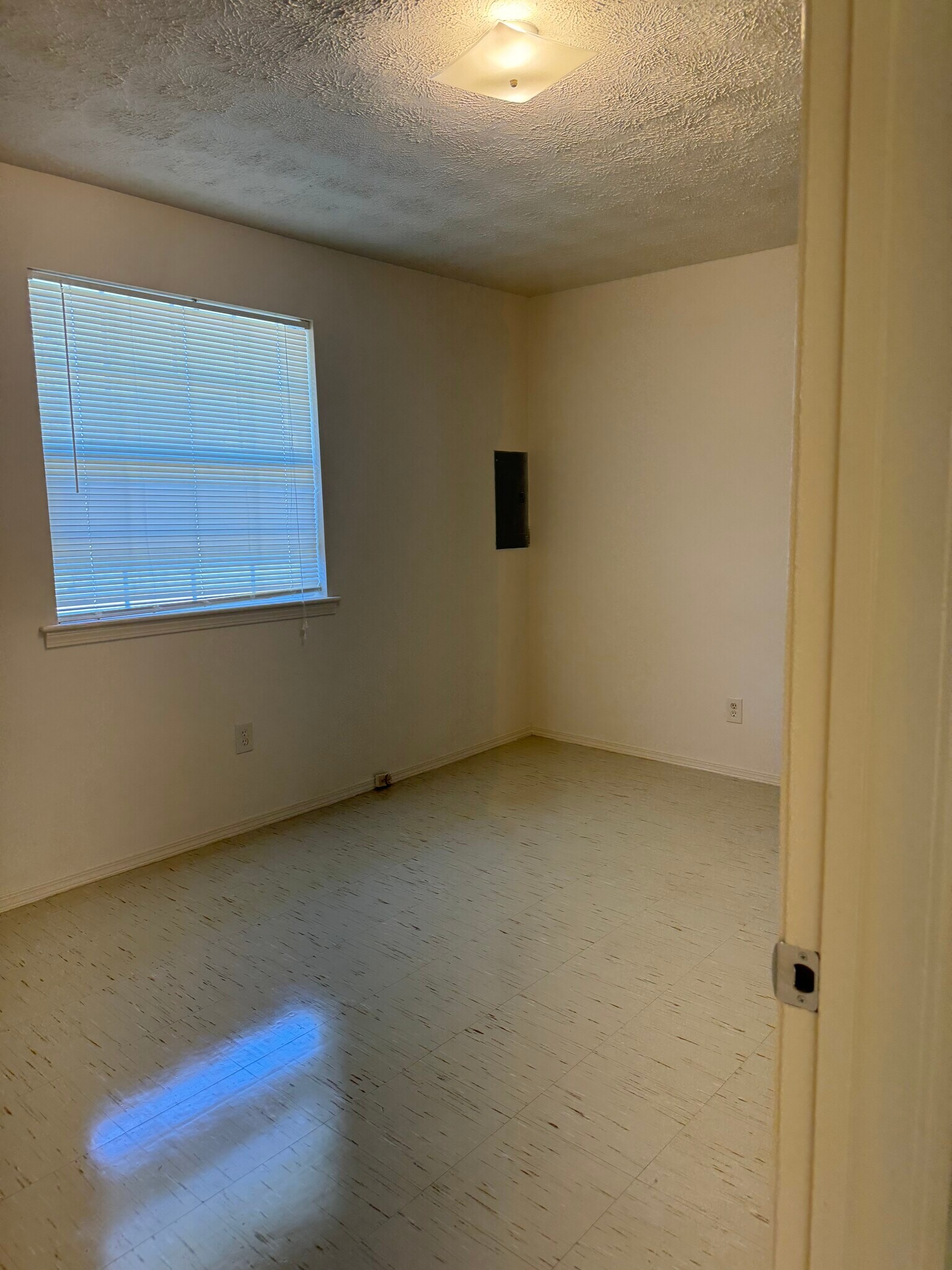 Building Photo - 109 Upsilon St