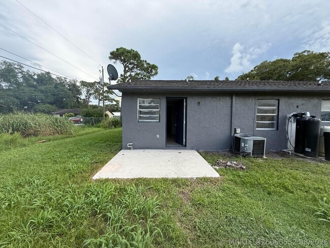 Building Photo - 5006 Sanibel Ave