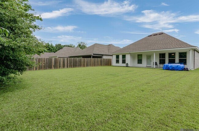 Building Photo - Modern 3 Bedroom Home with Private Backyard Views in Forestwood