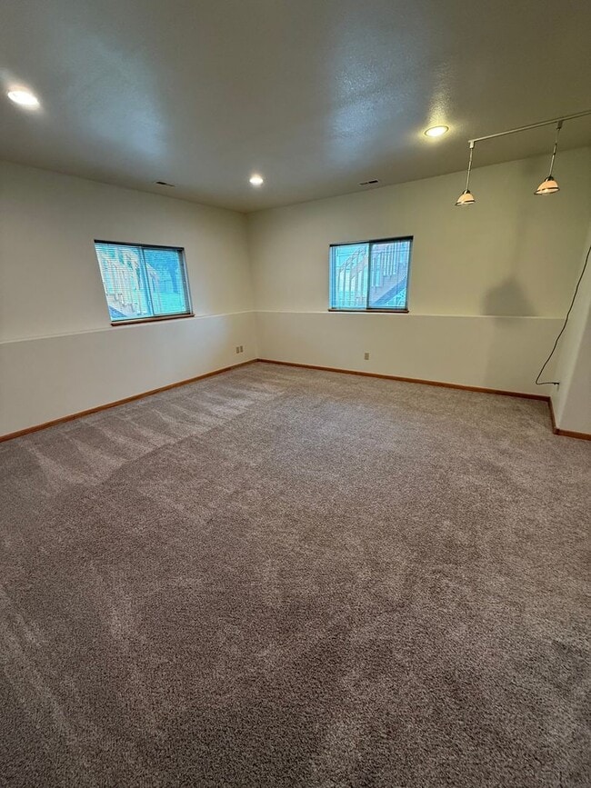 Building Photo - Large 3-Bedroom Condo for Rent!