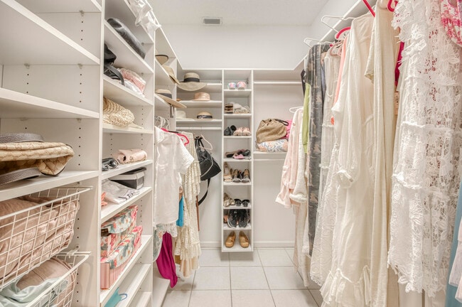 Building Photo - 10080 Dover Carriage Ln