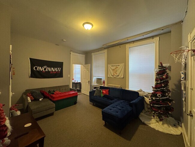 Building Photo - 7 bedroom/ 3bath Mins. from UC + Med Campu...