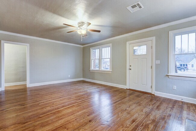 Building Photo - Charming 3-bedroom, 1-bathroom house - Available now!