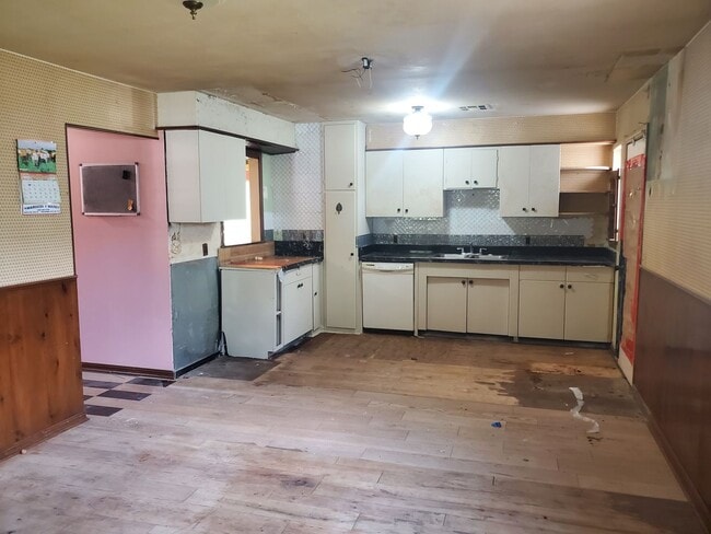 Building Photo - Available Now! 4Bed 1.5Bath NorthSide Home