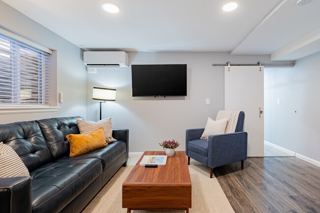 Building Photo - Capitol Hill