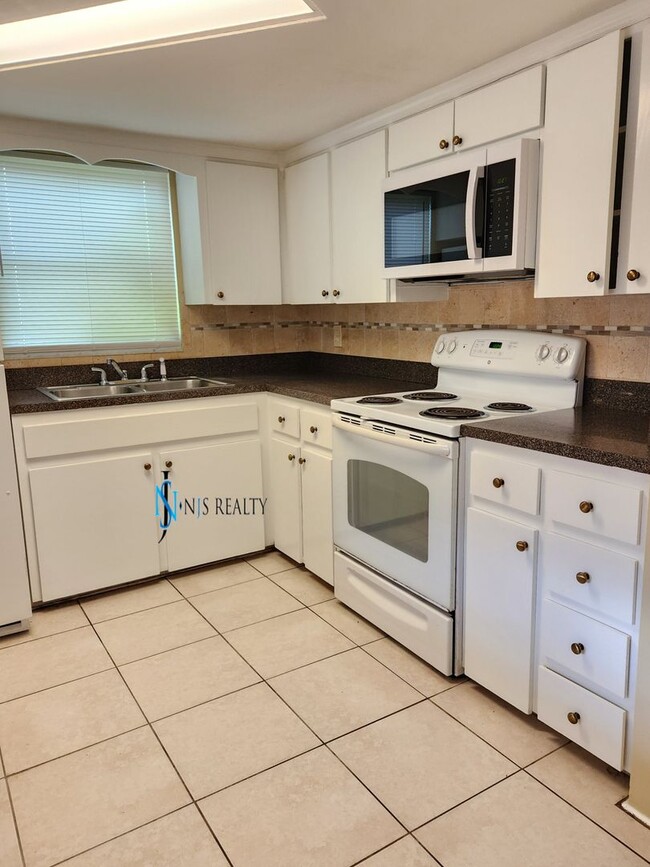 Building Photo - JUST REDUCED!!  Beautiful 2/2/1 1150 Sq. Ft. with BONUS ROOM!!... tile & luxury plank flooring, F...