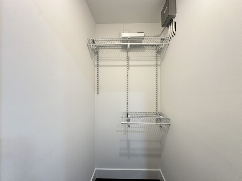 Building Photo - 1553 W Hollywood Ave