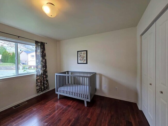 Building Photo - 3950 NE Vista del Rey Dr