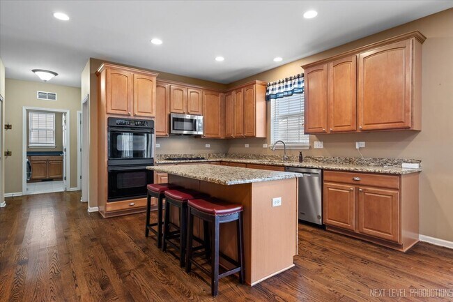 Building Photo - 706 Versailles Pkwy