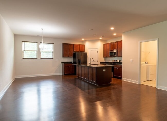 Building Photo - Modern Living in the Heart of Summerville!