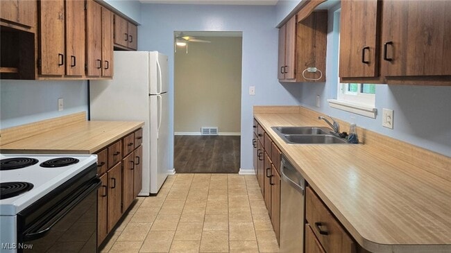 Building Photo - 6862 Westview Dr