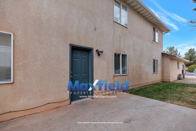Building Photo - Pet Friendly Main Floor 3BD 2BA 2GA Unit Near Costco and High School